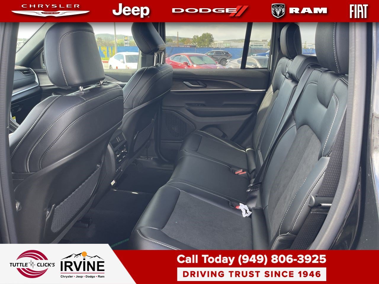 New 2026 Diamond Black Crystal Pearl-Coat Exterior Paint Jeep Laredo Altitude image 18