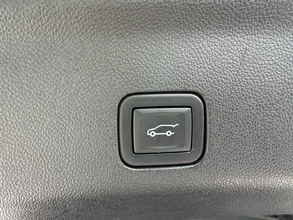 Used 2023 BLACK Chevrolet RST image 17