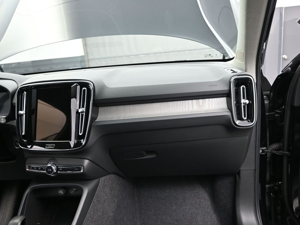 2025 Volvo XC40 Core - Photo 15