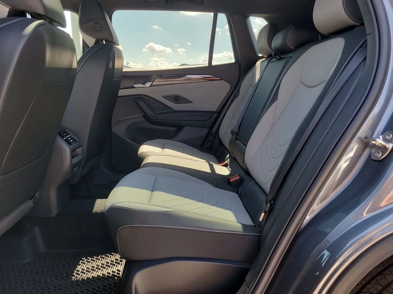 New 2026 Platinum Gray Metallic Volkswagen 2.0T SE R-Line Black image 12