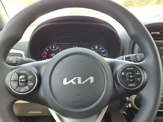 Used 2022 White Kia LX image 21