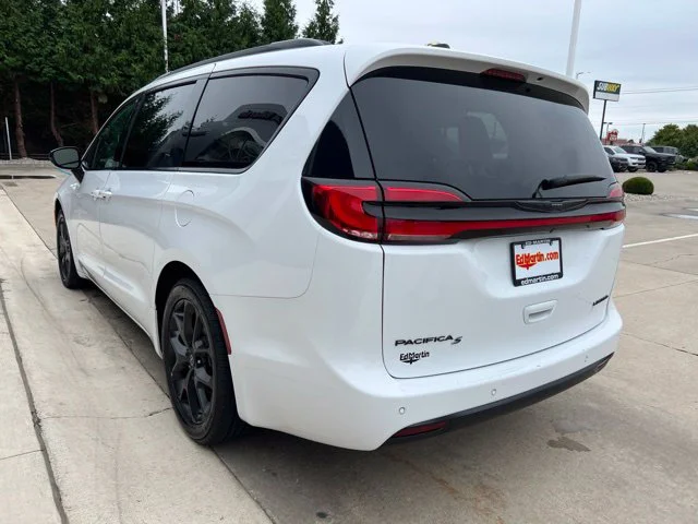 Certified Used 2025 White Chrysler Limited image 5