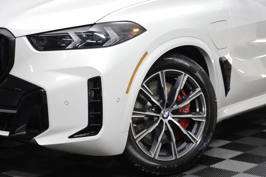 New 2026 White BMW xDrive50e image 4