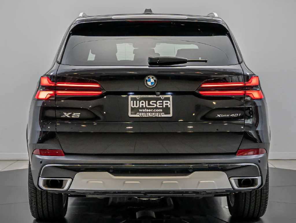 Used 2024 Black Sapphire Metallic BMW xDrive40i image 7