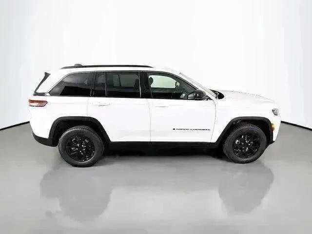 New 2026 Bright White Clear-Coat Exterior Paint Jeep Laredo image 8