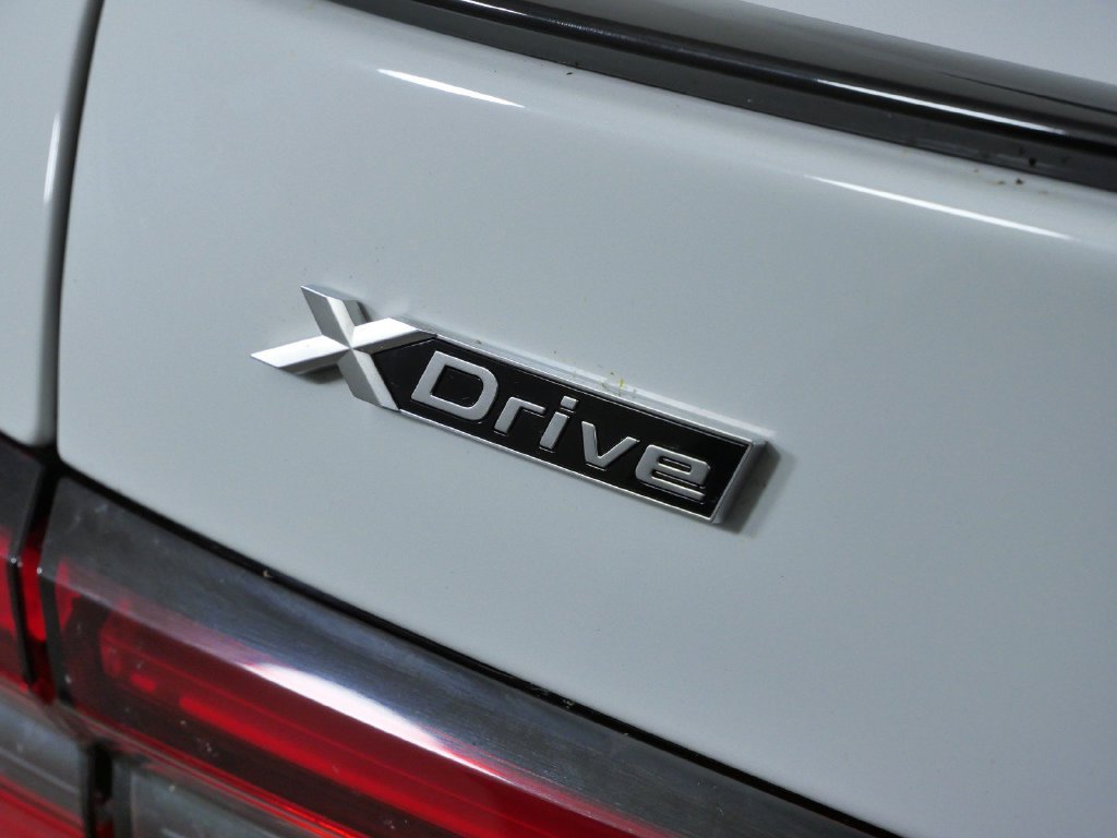New 2027 Alpine White BMW 530i xDrive image 13