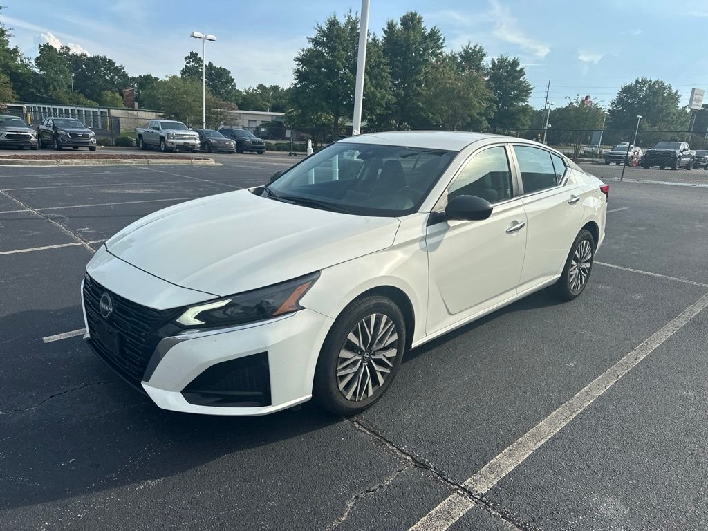 Used 2025 White Nissan 2.5 SV image 2