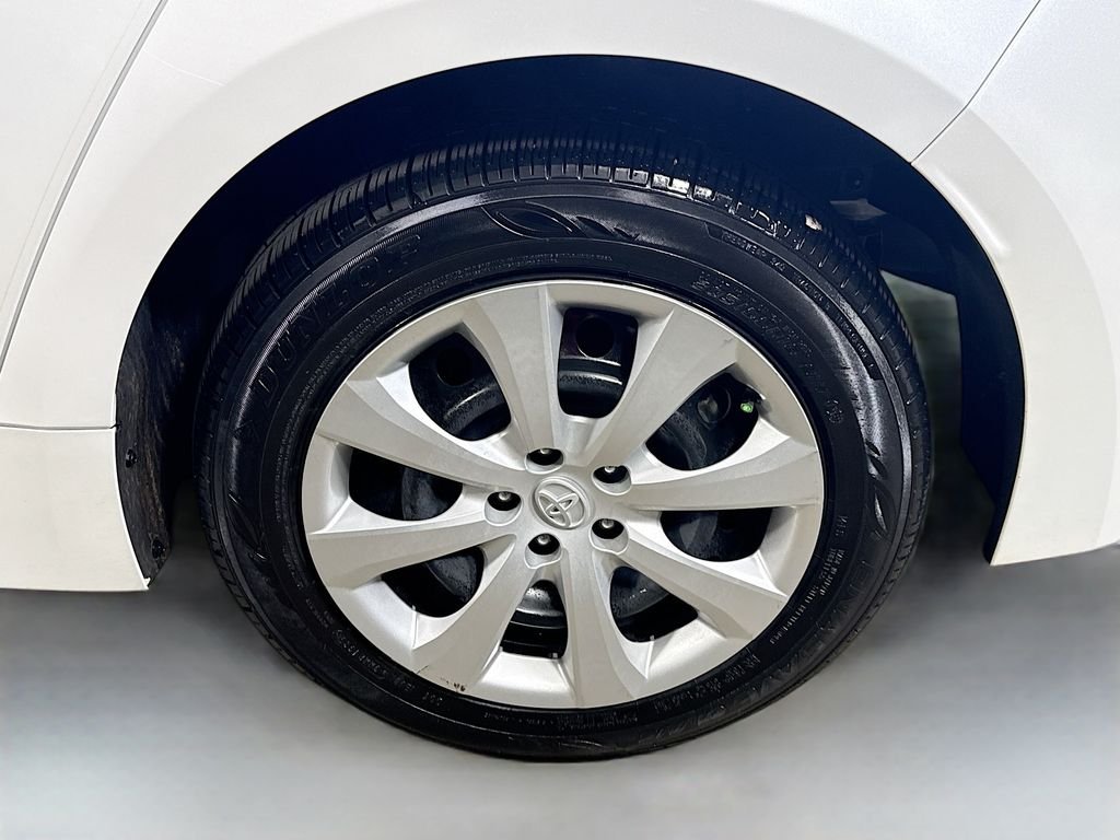 Used 2026 Wind Chill Pearl Toyota Hybrid LE image 27