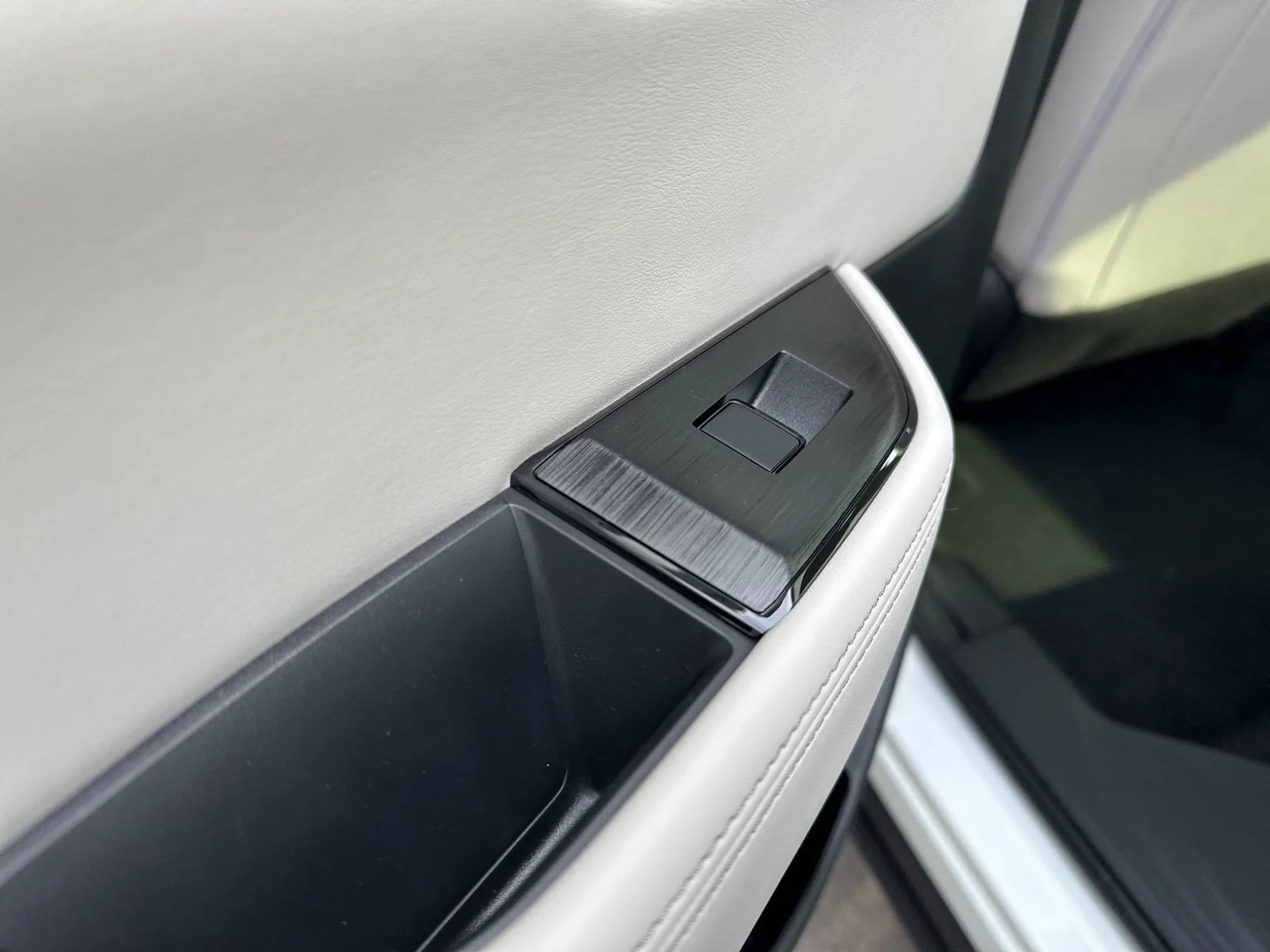 New 2026 Everest White Pearl TriCoat Nissan Dark Armor™ image 22