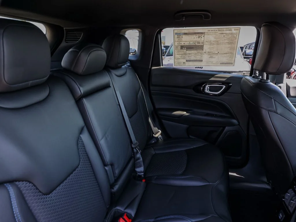 New 2026 Diamond Black Crystal Pearl-Coat Exterior Paint Jeep Latitude image 17