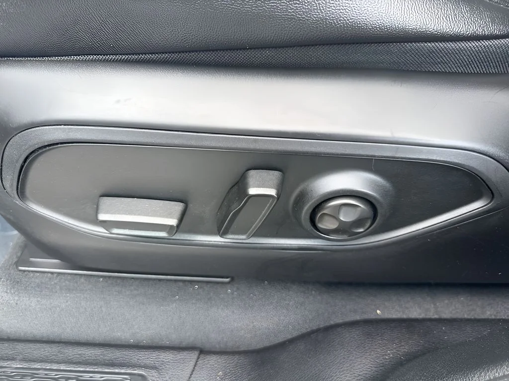 Used 2024 Silver Jeep Altitude X image 10