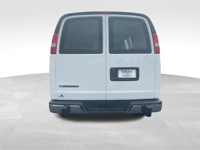 Used 2025 Summit White Chevrolet WT image 4