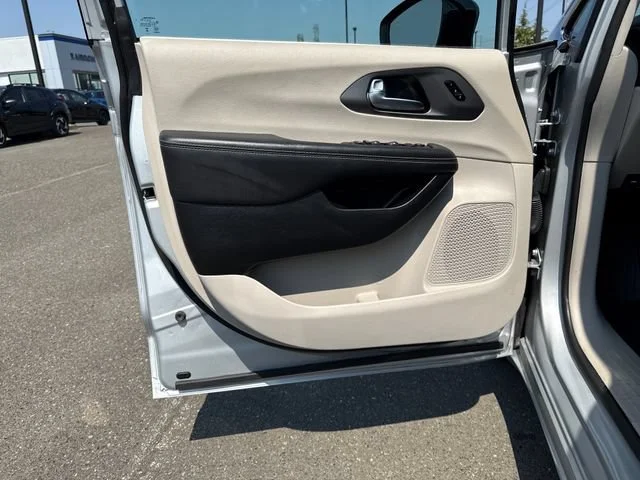 Used 2024 Silver Mist Clearcoat Chrysler Touring L image 16