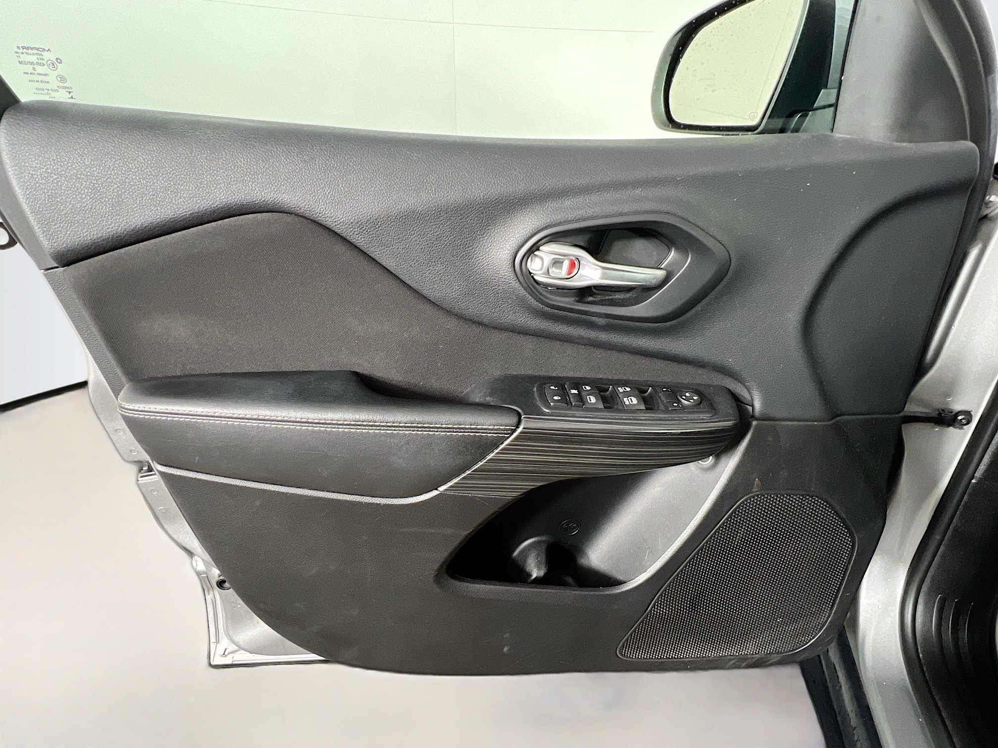 Used 2016 Billet Silver Metallic Clearcoat Jeep LATITUDE image 29