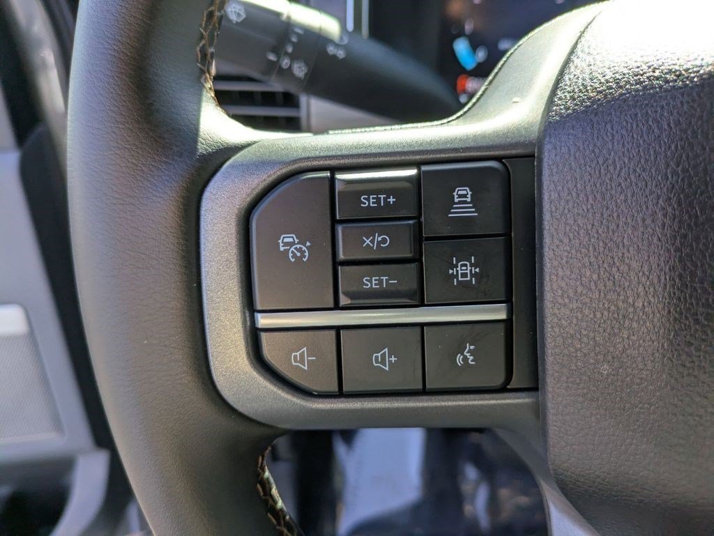 Used 2025 Gray Metallic Ford LARIAT image 16