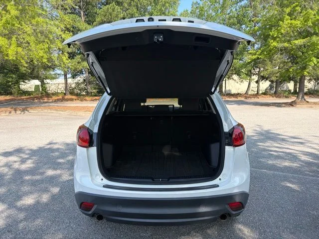 Used 2016 White Mazda Touring image 25