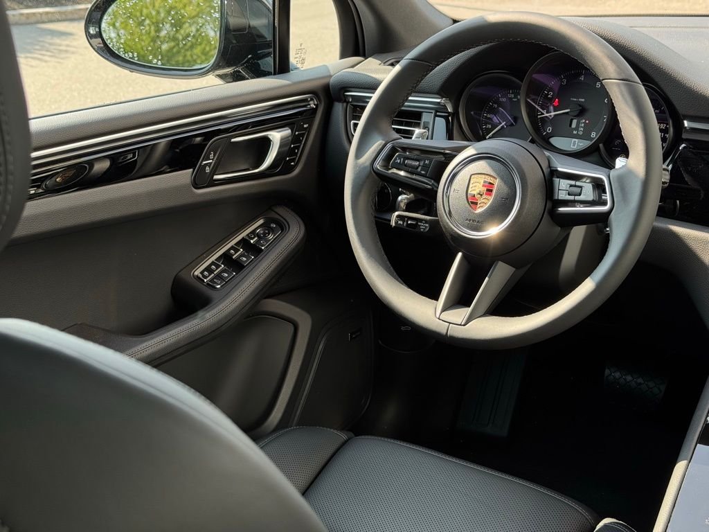 2025 Porsche Macan - Photo 36