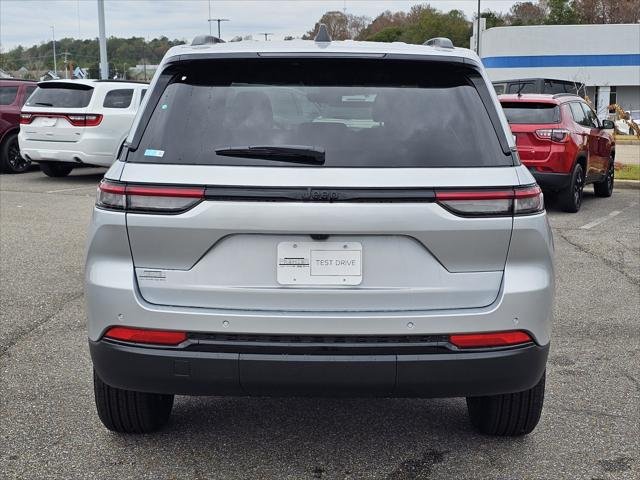 New 2025 Silver Zynith Exterior Paint Jeep Altitude X image 9