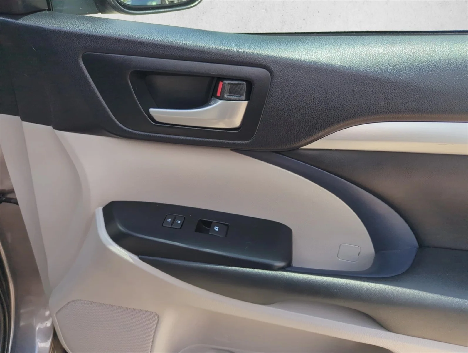Used 2015 Predawn Gray Mica Toyota XLE image 26