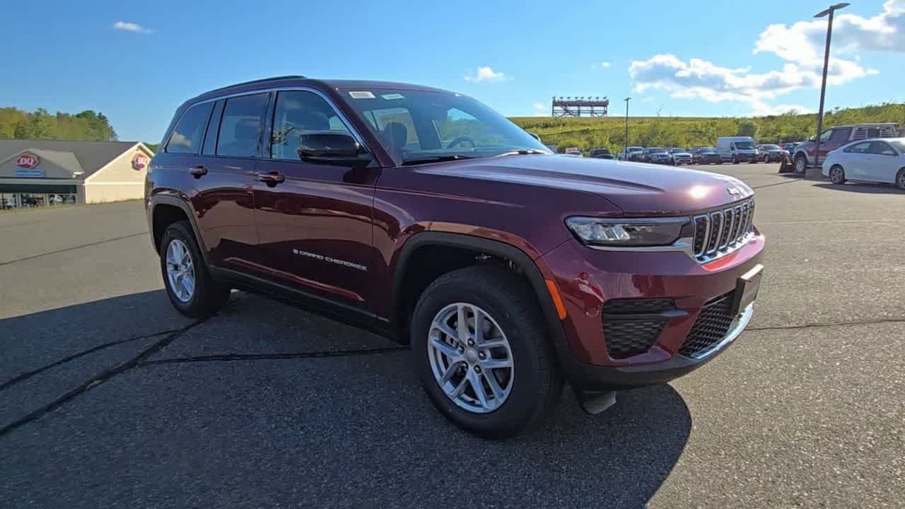 Used 2025 Velvet Red Pearlcoat Jeep Laredo X image 2