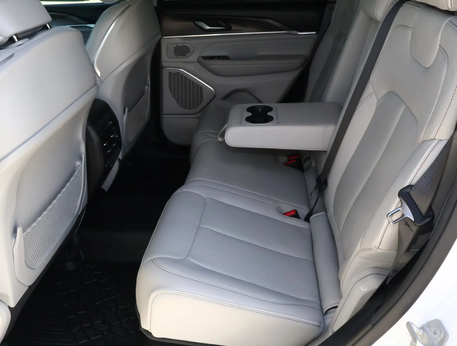 2023 Jeep Grand Cherokee Overland - Photo 21