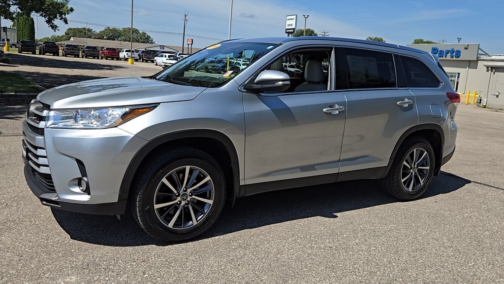 Used 2019 Celestial Silver Metallic Toyota SE image 3