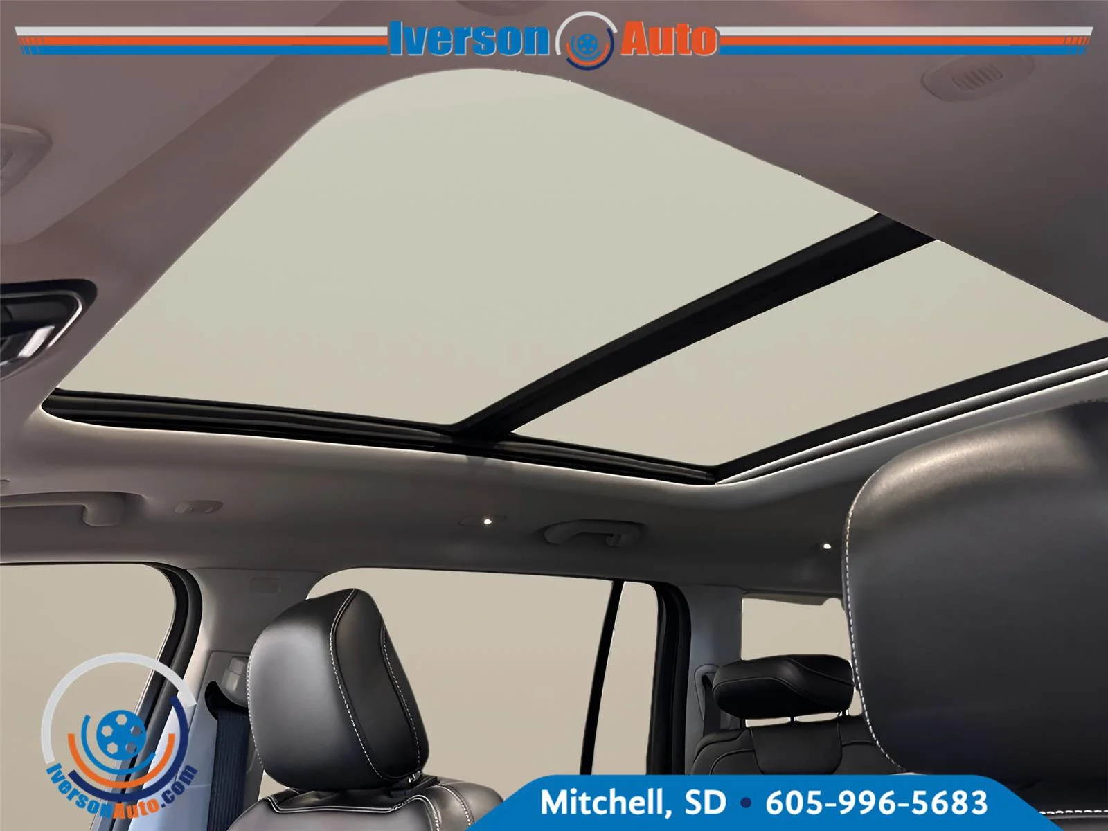Used 2023 Diamond Black Crystal Pearlcoat Jeep Limited image 26