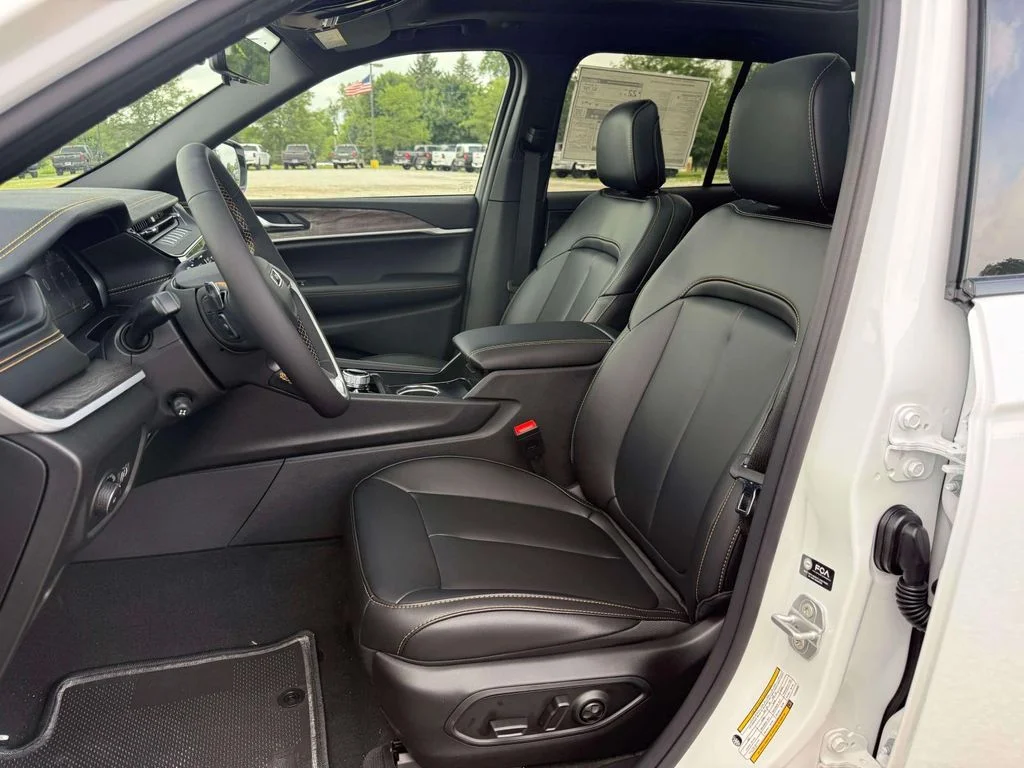 New 2026 Bright White Clear-Coat Exterior Paint Jeep Limited image 17