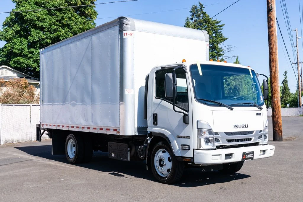 Used 2023  Isuzu  image 1