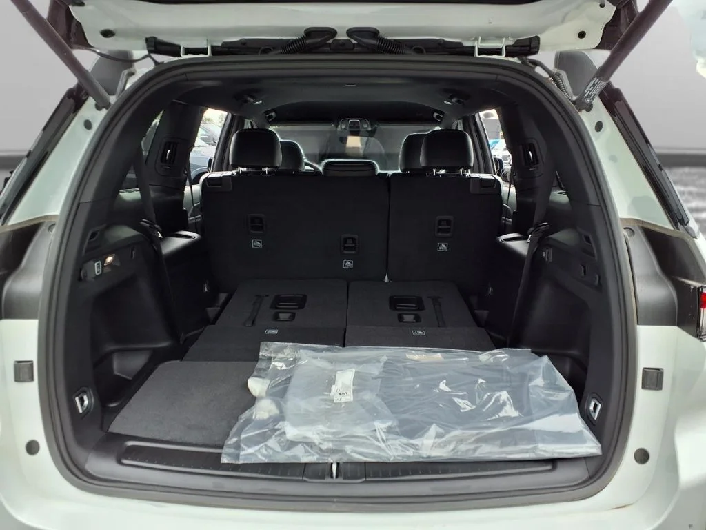 New 2026 Bright White Clear-Coat Exterior Paint Jeep Altitude image 26