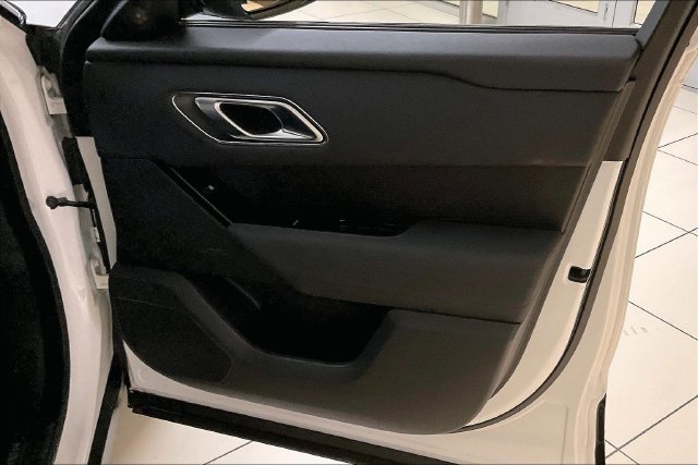 Used 2025 White Land Rover Dynamic SE image 30