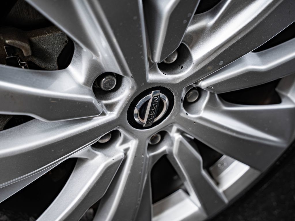 Used 2019 Super Black Nissan 2.5 SR image 8