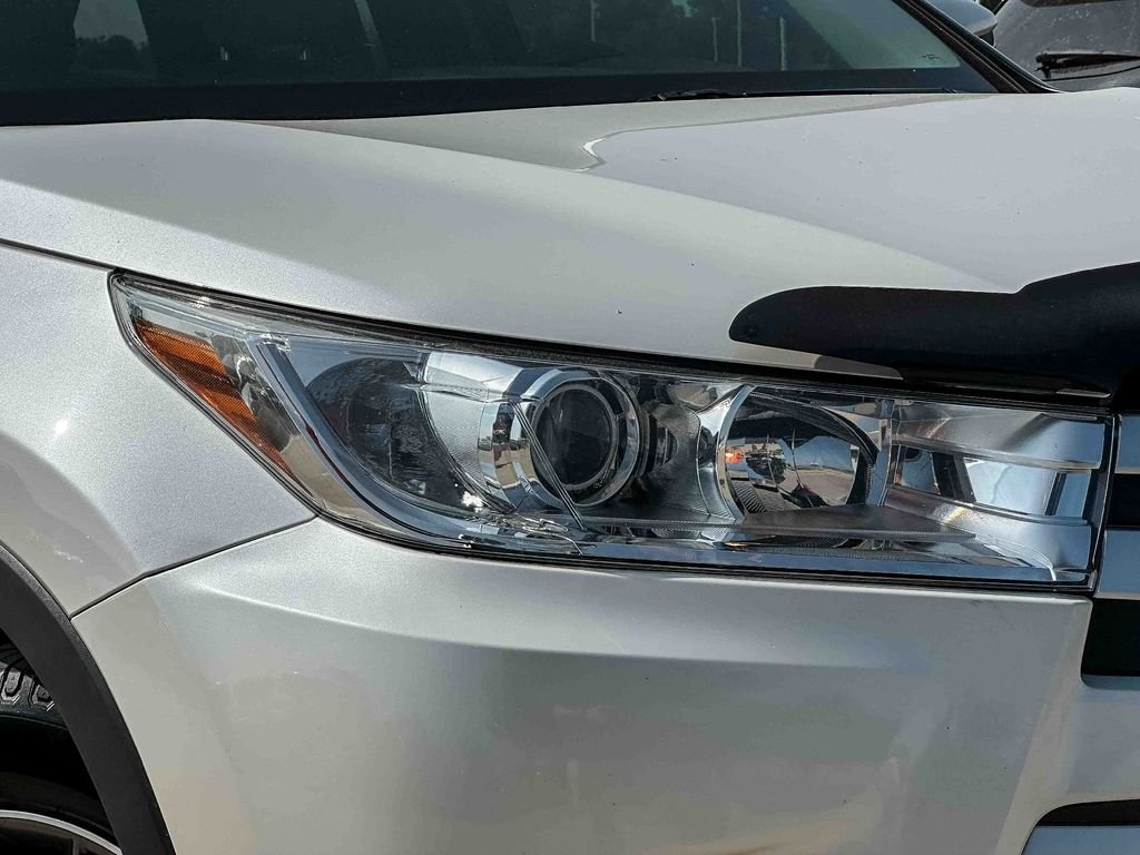 Used 2018 White Toyota XLE image 10