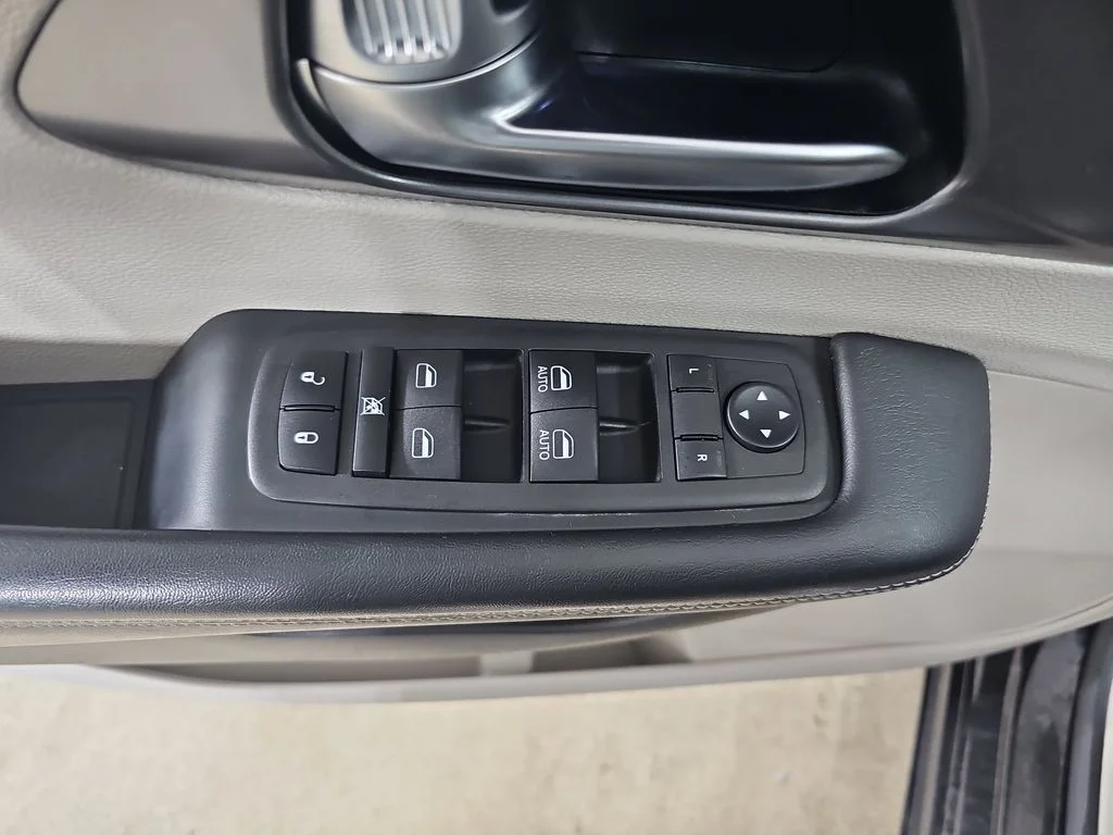 2023 Chrysler Pacifica Hybrid Touring L - Photo 34