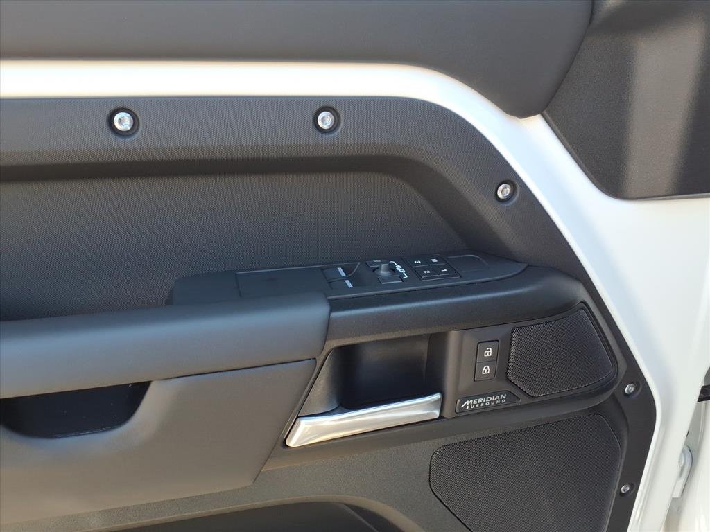 2026 Land Rover Defender V8 - Photo 11