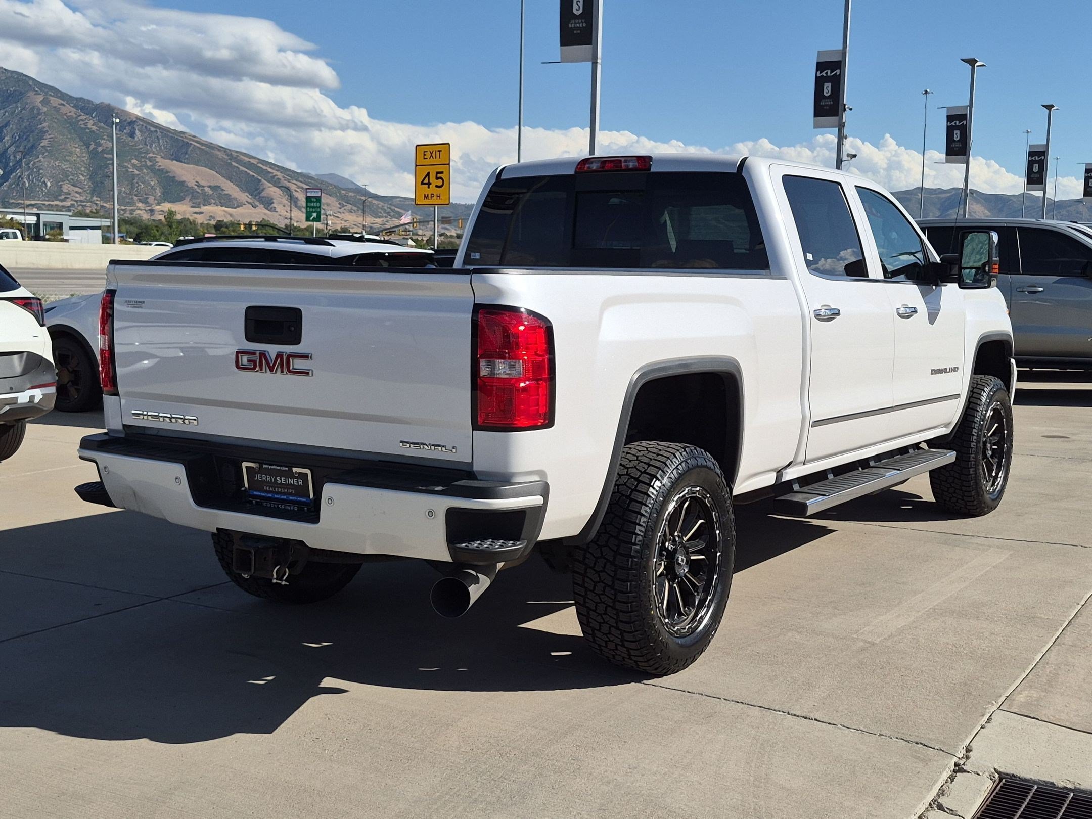 Used 2019 White Frost Tricoat GMC Denali image 5