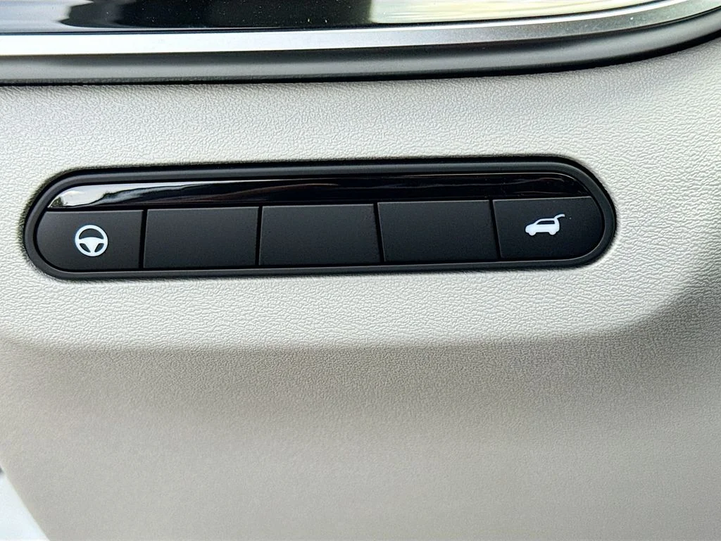 New 2027 RADIANT WHITE INFINITI Luxe FWD image 10