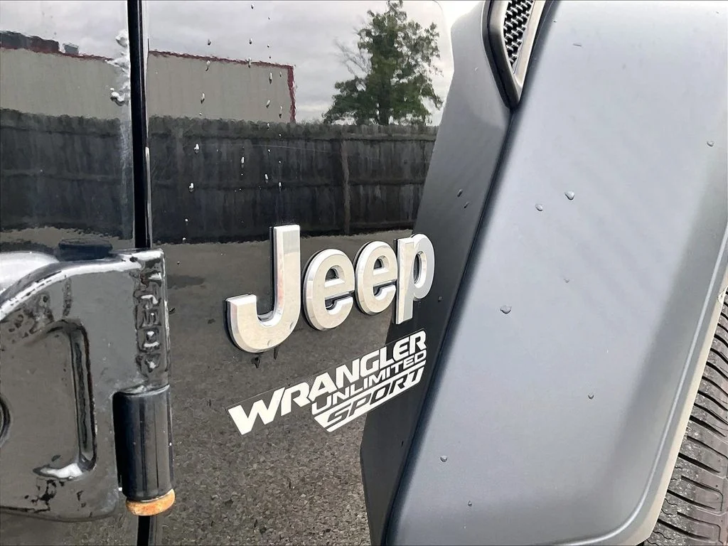 Used 2018 Black Jeep Unlimited Sport S image 8