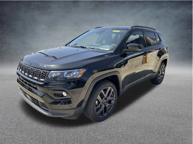 New 2026 Diamond Black Crystal Pearl-Coat Exterior Paint Jeep Limited image 3