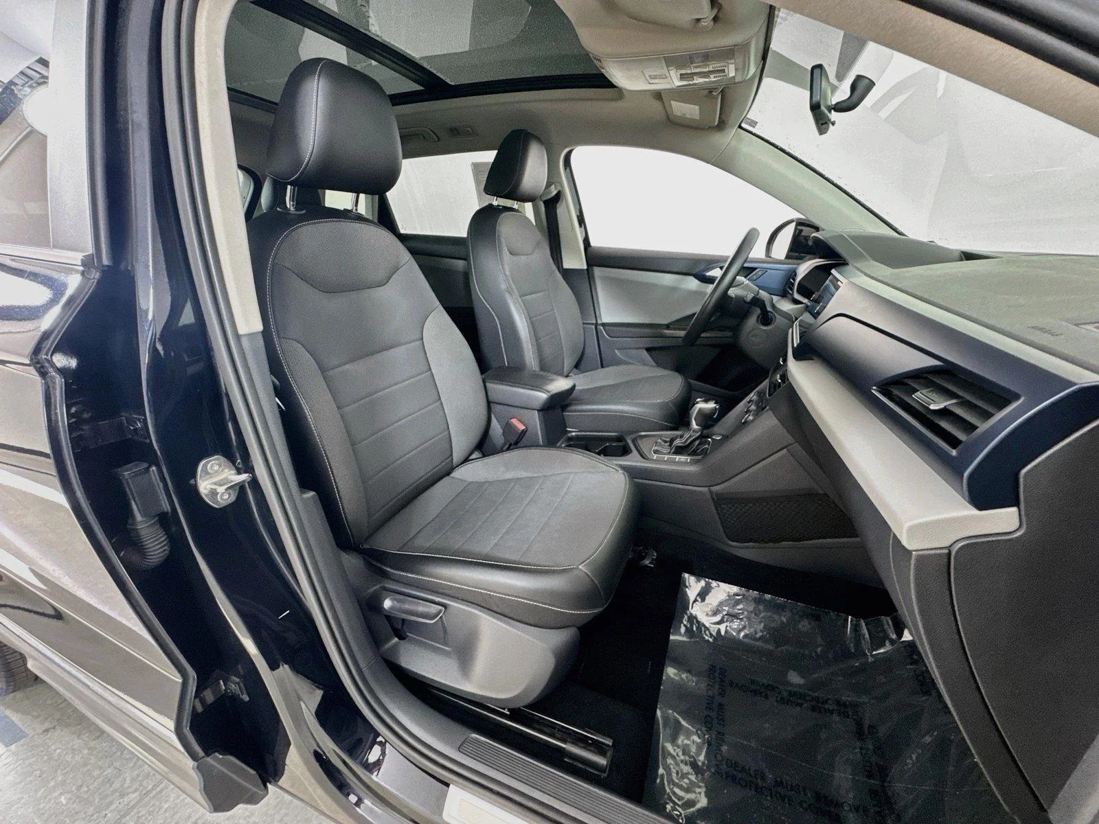 Used 2022 Deep Black Pearl Volkswagen SE image 27