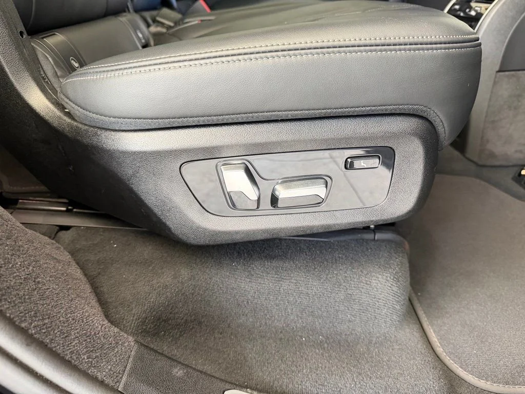 Used 2026 Black BMW M60i image 31