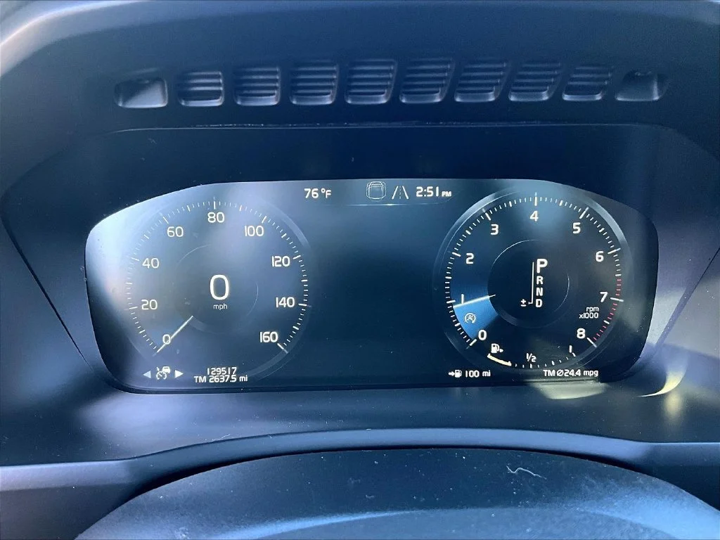 Used 2019 Silver Volvo T6 Momentum image 14