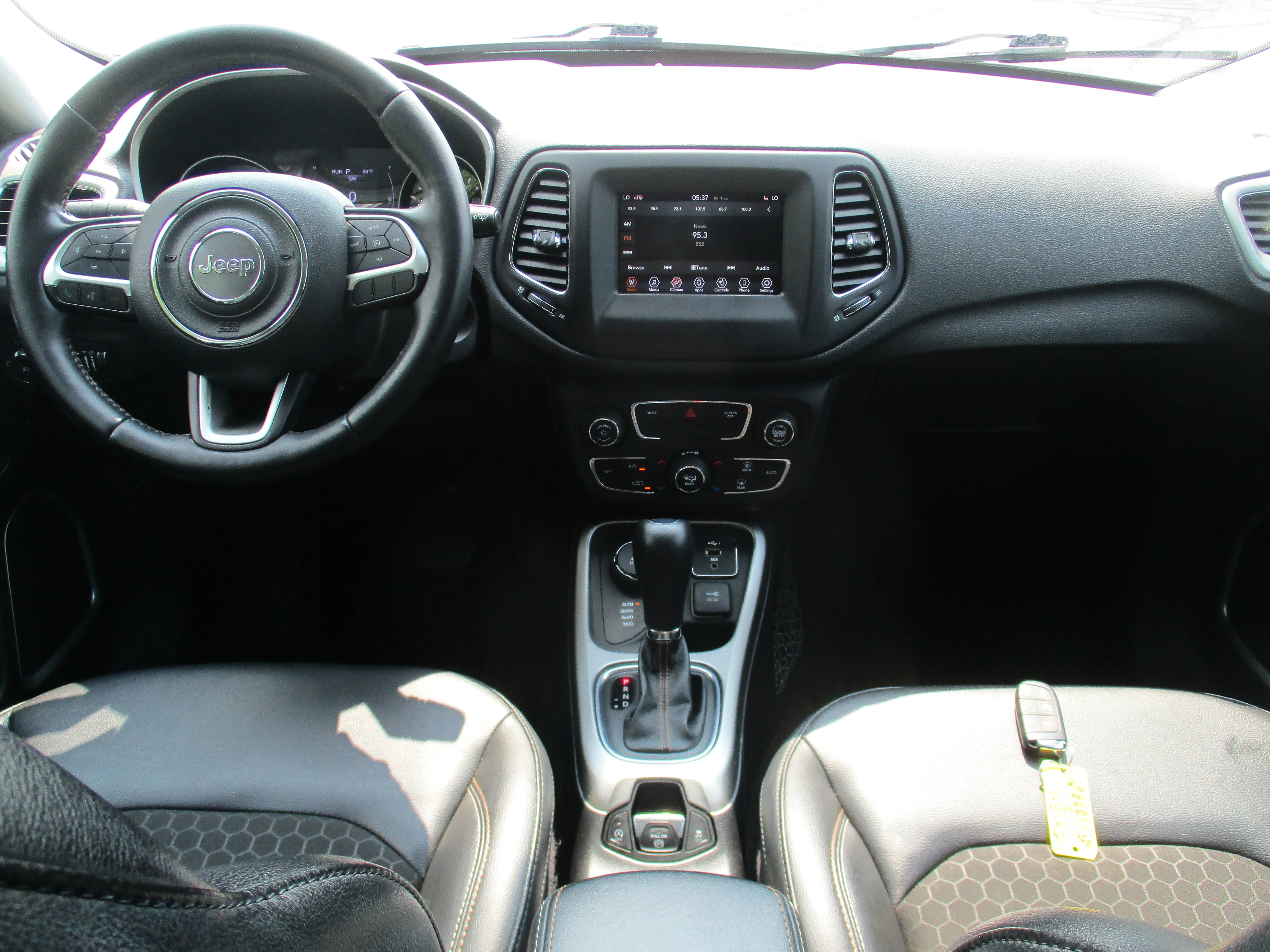 Used 2020 White Clearcoat Jeep Latitude image 7