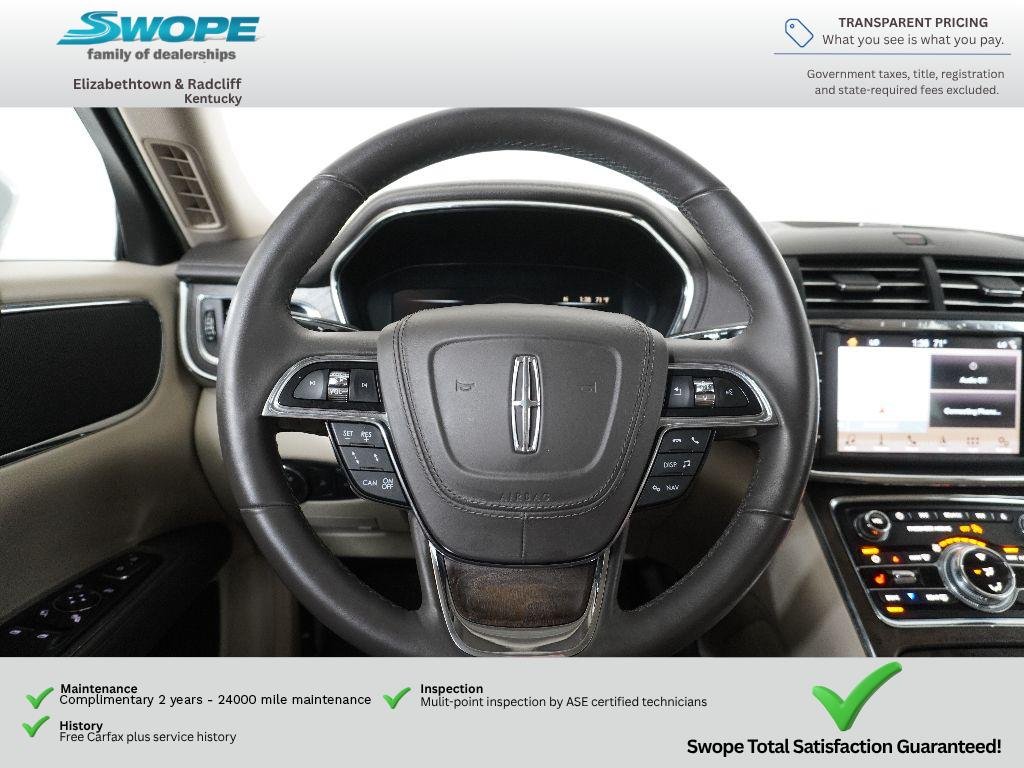 Used 2017 White Platinum Tri-Coat Lincoln Select image 17