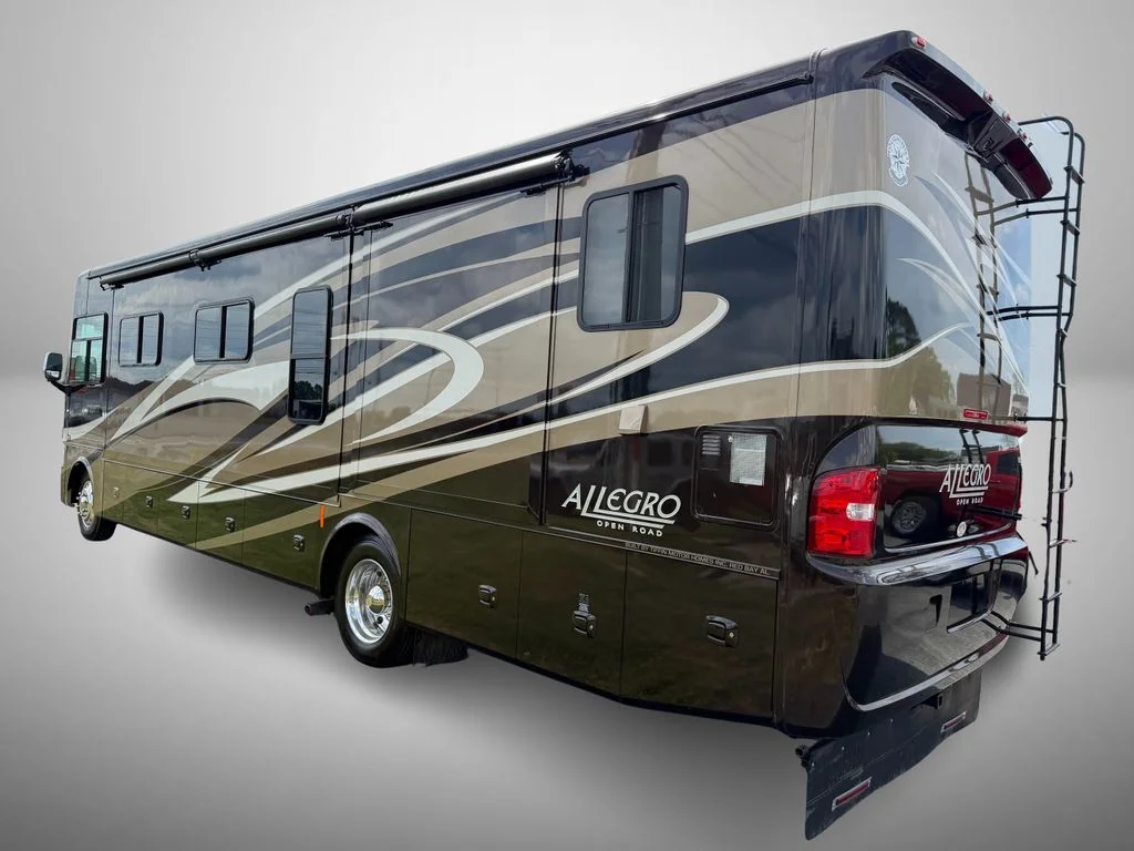 Used 2014  Tiffin  image 4