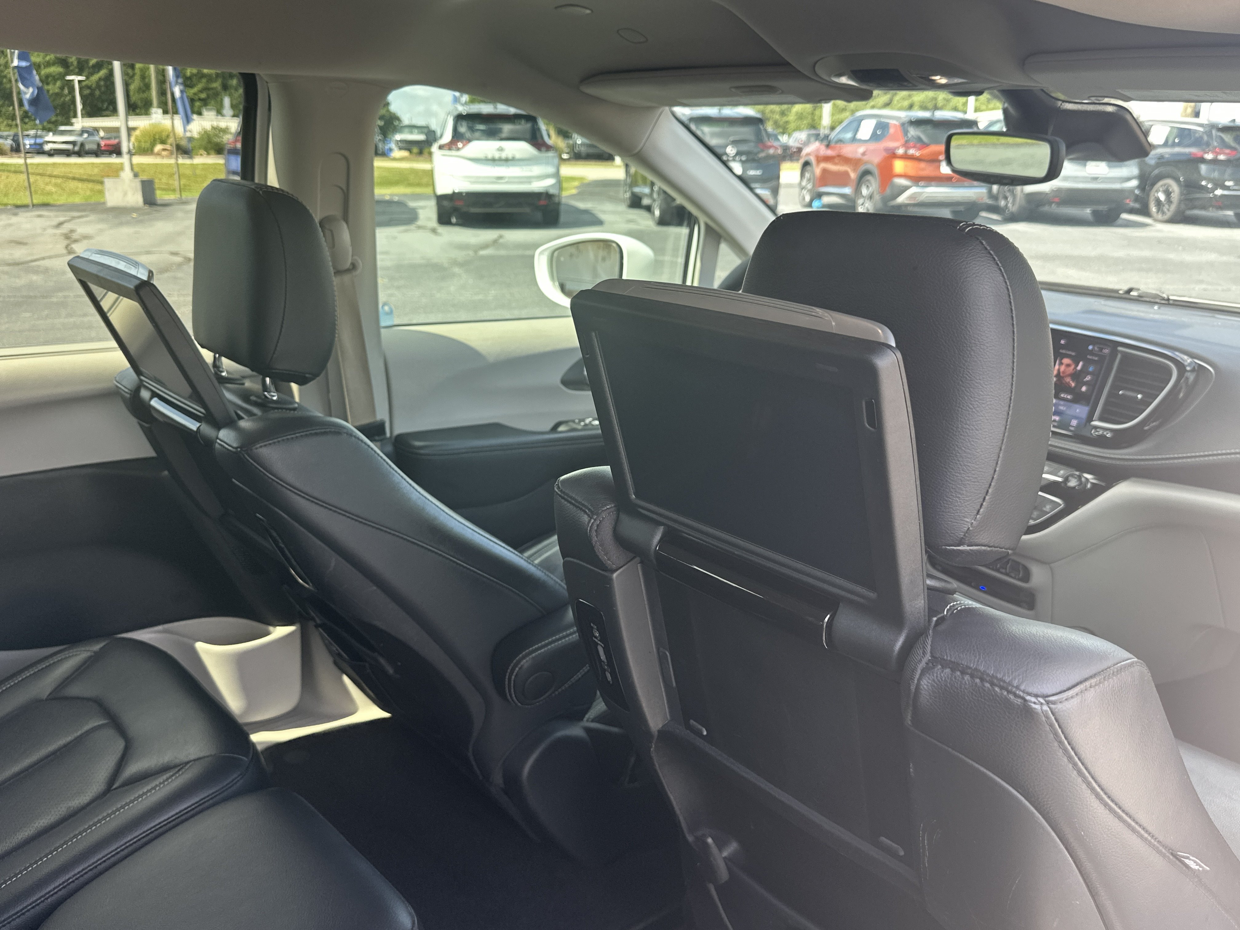 Used 2022 Bright White Clearcoat Chrysler Touring L image 17