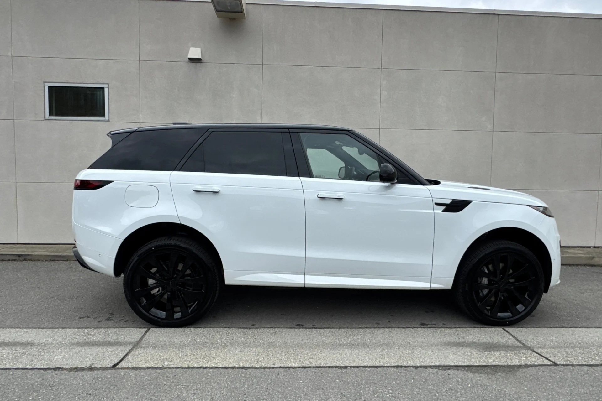 New 2026 FUJI WHITE Land Rover Dynamic SE image 8