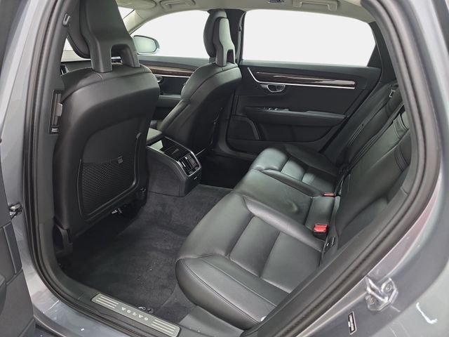 Used 2018 Gray Volvo T5 Momentum image 12