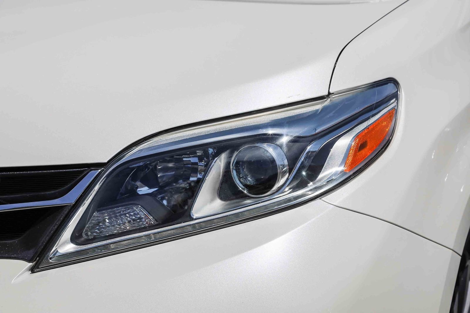 Certified Used 2020 Blizzard Pearl Toyota Limited image 10