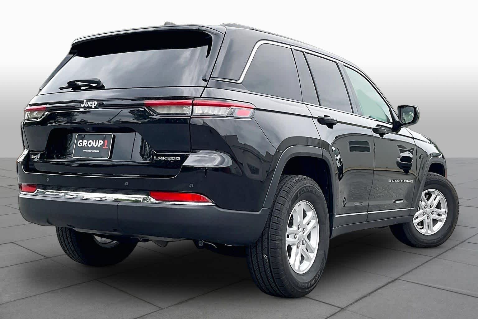 Used 2023 Diamond Black Crystal Pearlcoat Jeep Laredo image 12